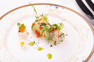 Patlıcan salatası, Bıldırcın yumurta, kırmızı havyar ile dekore edilmiş yeşillik ile rulo sarılmış