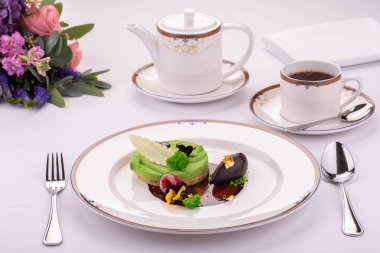 Siyah çay çaydanlık ile bir tatlı restoranda verme