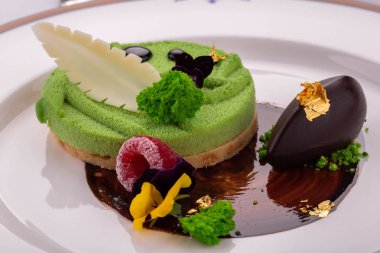 Bir top çikolatalı dondurma ahududu, altın ve çiçekler ile harika bir tatlı