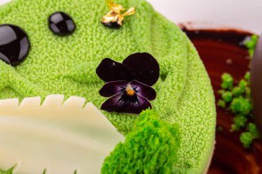 Beyaz çikolata ve menekşe ile yeşil kadife tatlı