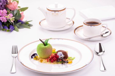 Elma tatlı çikolata, dal frenk üzümü ve çiçekler