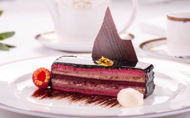 Rafine sır, koyu çikolata mousse, süt çikolata mousse ve badem ezmesi ile Çikolatalı bisküvi çikolata incelik