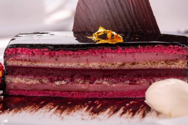 Ahududu cake ile sütlü çikolata, dondurma ile çikolata mousse ile sırılsıklam