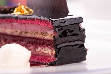 Bisküvi ahududu vanilyalı dondurma ile koyu çikolata tarafından dökülür pasta