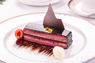 Bir kızıl katman ve Kızıl saç köpüğü, en lezzetli bisküvi hamle bir top vanilyalı dondurma ve ahududu