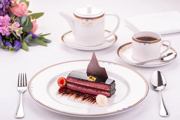 Çikolatalı mus, bir demlik çay ve bir buz hareketiyle bal kremi.