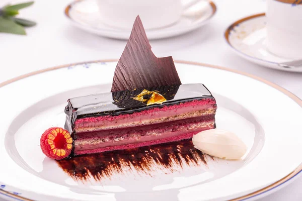 Ahududu ve Kızıl mus çikolata katmandan ile bir kuyruklu piyano kek