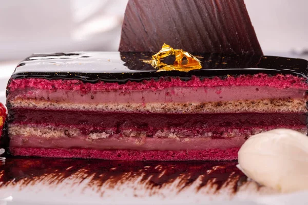 Ahududu cake ile sütlü çikolata, dondurma ile çikolata mousse ile sırılsıklam