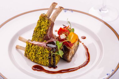 Yağmurlama kızılcık sosu ile Fıstıklı kuzu raf