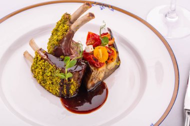 Kaburga bir kuzu, panirovanny fıstık berry soslu ve kızarmış patlıcan