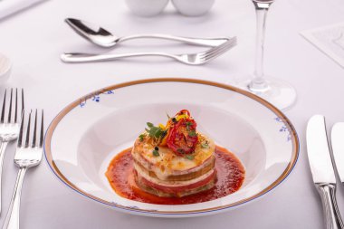 Lazanya domates ve yeşillik ile