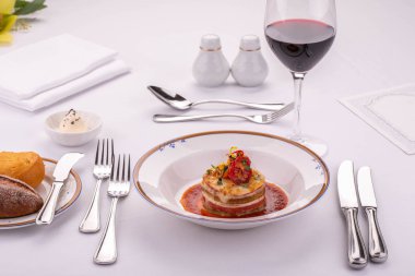 Et lazanya domates sosu ve kurutulmuş domates ile