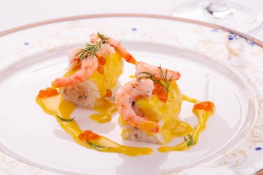 Havyar ve yeşillik Hardal soslu karides ile balık rulo