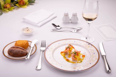 Kırmızı havyar ve yeşillik Hardal soslu karides