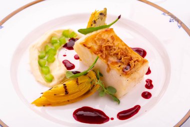 Pisi balığı ızgara karamelize soğan ve berry sos ile