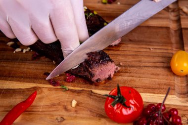 Bir ızgara domates ile kızarmış geyik eti Döş