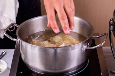 Baharat ile bir tavada kaynar Mantı