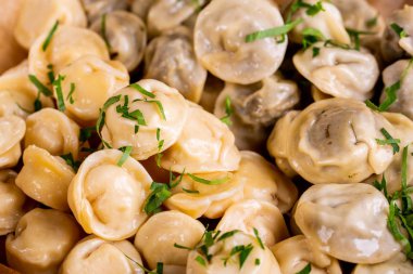  Bir pike ve mantar, etli Mantı yeşillik ile strewed