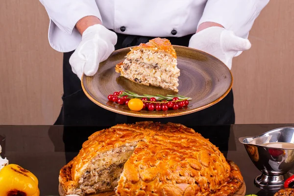 Pastel Carne Champiñones Sirve Plato Con Bayas Tomates — Foto de Stock