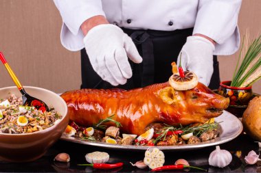 Domuz, buğday tahıl mantar ve ızgara sebzeler ile servis edilir