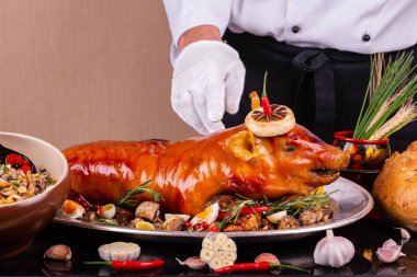 Izgara sebze genç bir domuzla verme