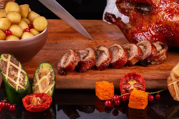 Trozos Carne Del Pato Frito Mueve Con Verduras Parrilla Especias — Foto de Stock