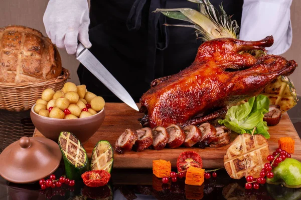 Pato Integral Frito Una Parrilla Con Verduras Papas Jóvenes — Foto de Stock