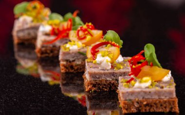 Sebze ve yağ ile siyah ekmek üzerinde şişman