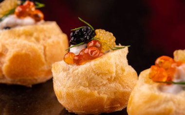 Bir balık doldurma kırmızı ve siyah havyar ile testinden küçük sepetleri