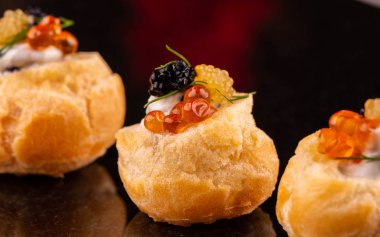 Bir deniz doldurma ile eklerleri hamle kırmızı ve siyah havyar ile