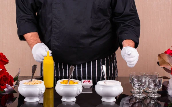 Die Station Der Zubereitung Der Desserts Vom Chef lizenzfreie Stockfotos