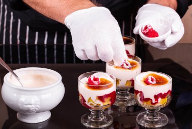 Taze ahududu ile bir tatlı çilek