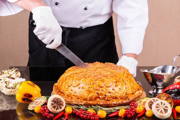 Cocinero Corta Champiñones Pastel Carne — Foto de Stock