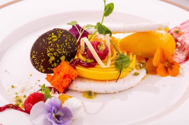 Tropikal inciler. Passion fruit köpük, mango, sorbe Hindistan cevizi beze