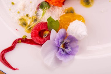 Passion fruit ahududu ve çiçekler altında Hindistan cevizi gevreği ile