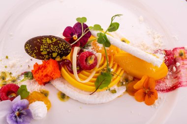 Sorbe tatlı Hindistan cevizi beze altında mango ile