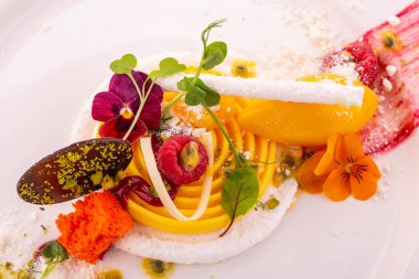 Tutku meyve mango ve Hindistan cevizi sorbe ile pul mousse