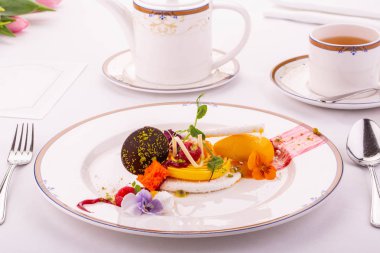 Hindistan cevizi pul ve mango mousse ile bir tropikal meyve tatlı