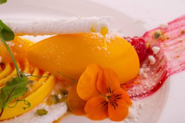 Karamel, çiçek ve Hindistan cevizi pul ile mango şerbeti