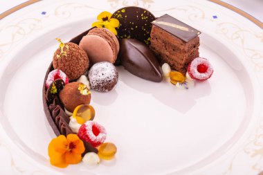 Çikolata Babylon. Farklı sınıflarda çikolata çilek ile gelen bir tatlı