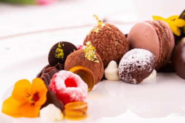 Duracaksınız şeker ve altın buzlanma ile çikolata tatlılar