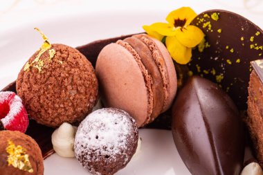 Çikolata bisküvi ve çiçekler ile çikolatalı kek