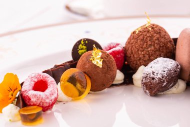 El yapımı çikolata ile meyve jöle ve krema şeker içinde ahududu