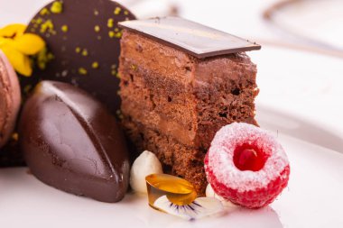 Bir çikolata bisküvi ve krema şeker içinde ahududu ile çikolatalı dondurma