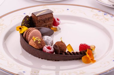 Çikolata duracaksınız, çikolata, ahududu ve meyve jöle ile gelen