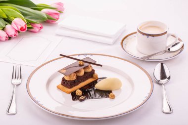 Bir kahve tatlı kahve, dondurma, saber, espresso, bisküvi ve kahve köpüğü ile