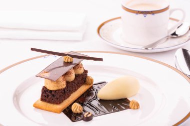 Bir kahve bisküvi ve bir kılıç ile kahve dondurma