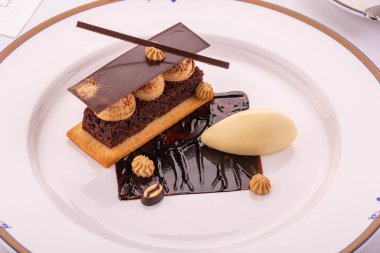 Bir kılıç, karamel ve çikolata bisküvi