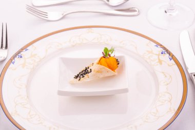 Kabak krem ve susam ile pişmiş testinden bir boynuz