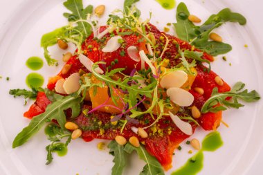 Pesto ile pişmiş biber ile bir somun karışım